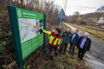 Beliebter Wanderweg im Erzgebirge wieder frei: Forst schafft Arbeiten in der Hälfte der Zeit - Der Untere Hakenweg zwischen Lauter-Bernsbach und Hakenkrümme in Aue ist wieder freigegeben. Jonas Fiedler und Johannes Riedel von Sachsenforst erklärten Thomas Kunzmann, Bürgermeister von Lauter-Bernsbach, und Heinrich Kohl, OB von Aue-Bad Schlema (von links), was an Arbeiten oberhalb des Weges stattgefunden hat.