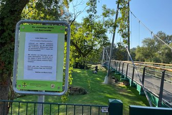 Beliebtes Ausflugslokal im Chemnitztal geschlossen – Gibt es Hoffnung? - Ein Aushang an der Hängebrücke am Chemnitztalradweg informiert über die Schließung des beliebten Ausflugslokals.