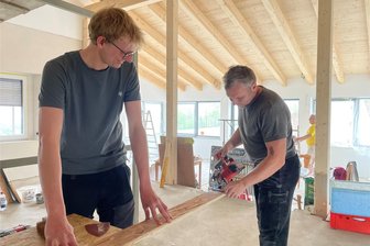 Beliebtes Ausflugsziel im Erzgebirge: Neuer Schwung fürs „Hohe Rad“ - Julian Lorenz (vorn) und Zimmermann Jörg Schenke beim Innenausbau des Restaurants, das künftig etwa 70 Gästen Platz bieten wird.