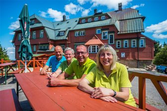 Beliebtes Ausflugsziel im Erzgebirge: Wie ein neuer Mitarbeiter frischen Wind auf den Auersberg bringen will - Inhaber Peter Simmel, Geschäftsführerin Anja Gauggel sowie Ralf und Anke Bauer, die am 1. Mai zum Team Auersberg dazugestoßen sind. Ziel ist es, mehr Leute auf den Auersberg zu locken. Dafür sind unter anderem viele Veranstaltungen in diesem Sommer geplant.