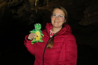 Beliebtes Ausflugsziel im Vogtland: Das ist die neue Chefin der Syrauer Drachenhöhle - Manuela Schindler hat jetzt den Hut auf in der Drachenhöhle - Maskottchen Justus darf dort nicht fehlen.