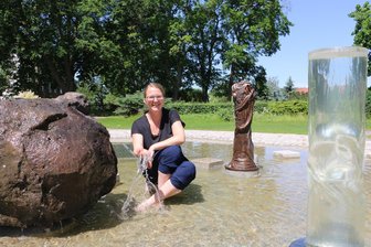 Beliebtes Ausflugsziel im Vogtland: Spielplatz an der Syrauer Drachenhöhle soll in die Kur - Manuela Schindler 2021 im damals neu gestalteten Höhlenpark. Nun kommt auch der Spielplatz an die Reihe.