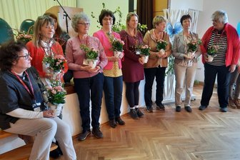 Beliebtes Frühstückstreffen von Frauen für Frauen in Unterreichenau steht vor dem Aus - Ein großes Dankeschön und ein Blumengruß gab es am Samstag für die zehn aktiven Frauen, die die immer gut angenommenen Frühstückstreffen organisierten, vorbereiteten und durchführten.