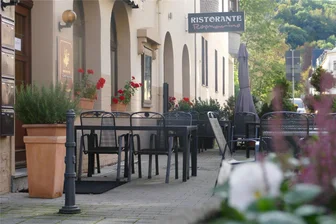 Beliebtes italienisches Restaurant im Erzgebirge geschlossen: Was steckt dahinter? - Die Stühle des Ristorante Rosmarino in Aue bleiben vorerst leer.