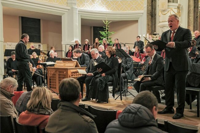Beliebtes Oratorium begeistert das Publikum in Auerbach - Am Samstag war Teil zwei von Bachs Weihnachtsoratorium in St. Laurentius zu erleben. Zu den Solisten zählte Jörg Hempel (Bass). 