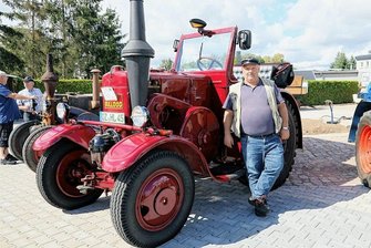 Beliebtes Schleppertreffen: Alttraktoren tuckern nach Tanneberg - René Lange kam viele Jahre lang als Besucher zum Schleppertreffen in Tanneberg. In diesem Jahr stellte er selbst zum ersten Mal aus: seinen Straßen-Lanz-Bulldog aus dem Jahr 1944, in den er viel Arbeit gesteckt hat.