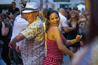 Beliebtes Sol-de-Mañana-Straßenfestival zum Spitzenfest in Plauen fällt dieses Jahr etwas kleiner aus - Tanzen zu lateinamerikanischen Klängen direkt auf der Straße - das soll am Wochenende in Plauen wie hier 2022 auf dem Festival „Sol de Mañana“ wieder sein.