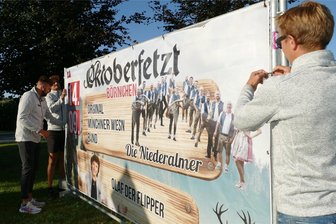 Beliebtes Spektakel in Börnichen wird zum „Oktoberfetzt“ - Stephan Winkler, Martin Trinks und Julian Helwig (von links) bringen ein Werbeplakat mit dem neuen Namen an.