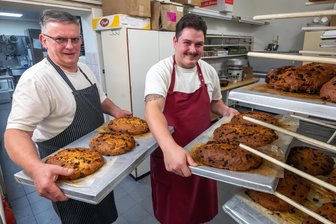 Beliebtester Stollenbäcker im Erzgebirge gesucht: Das Pockauer Café Mauersberger mischt mit - Thomas und Andreas Mauersberger (v. l.) sorgen in der Backstube für Stollennachschub.
