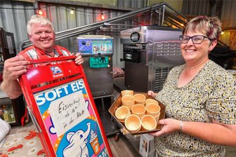 Beliebtestes Eis im Erzgebirge gesucht: Rübenauer landen mit frostigen Leckereien auf Platz 3 - Die Vorbereitung läuft bereits, denn nur einmal in der Woche gibt es bei Mirko und Anja Hänel aus Rübenau Softeis. Wenn es am Sonntag wieder so weit ist, stehen die Leute gern auch Schlange für die kalte Leckerei.