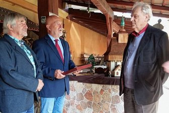 "Beliebtestes Ziel": Klein-Erzgebirge erhält Preis in Tschechien - Horst Drichelt (2. v.l.), Vorsitzender des Klein-Erzgebirge e.V., nahm am 7.10.22. auf einem Bauernhof in Branany nahe Most/Brüx einen Preis des tschechischen Vereins Spona als "Erzgebirgisches Top" entgegen. Er hatte auch Modelle aus dem Miniaturpark als Leihgabe mit gebracht. 