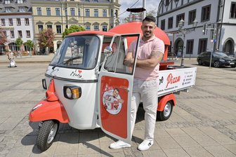 Bella Italia in Zwickau: Warum das Kult-Fahrzeug Ape Straßen und Herzen erobert - Salvatore Domatore und seine Pizza-Ape sind ein Hingucker auf dem Zwickauer Hauptmarkt.
