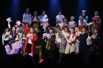 Benefikonzerte in Rochlitz: Wie man kranken Kindern helfen kann - Der Chor der Regenbogen-Grundschule beim 15. Benefizkonzert im März 2024.
