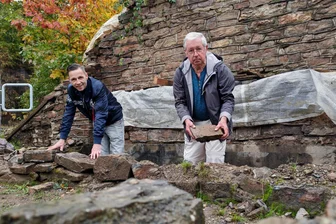Benefiz im Erzgebirge: Warum ein verschwundenes Freibad Geld braucht - Am Nixenbrunnen ist noch jede Menge zu tun: Kai Ebert (l.) und Rudolf Hunger von den Heimatfreunden Hakenkrümme in Aktion.