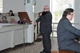 Benefiz-Konzert in Wiederauer Kirche spielt 400 Euro ein - Jürgen Fleischhauer (Violine) und Jens Petzl (Orgel) spielten unter anderem Werke von Bach und Händel.