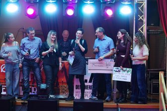 Benefiz-Party für Toni in Glauchau: Es ist nicht nur das Geld - Während der Party wurden mehrere Spendenschecks übergeben.