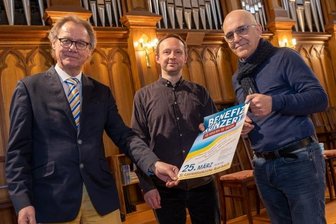 Benefizkonzert gilt Kriegsgeschädigten - Ziehen an einem Strang, um mit einem Benefizkonzert der Ukraine zu helfen (von links): Stefan Fraas von der Vogtland-Philharmonie, Kirchenmusikdirektor Ulrich Meier und Joachim Otto von den Old Socks. 