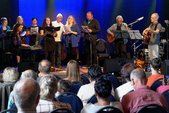 Benefizkonzert in Sankt Barbara: Die Botschaft kommt an - Im Kulturzentrum in Lichtentanne wurde vielstimmig ein klares Statement gegen Kriege abgegeben. 