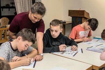 Benefizkonzert zugunsten von Ukraineflüchtlingen geplant - Mirjam Ginskay bringt ukrainischen Kindern auf spielerische Weise die deutsche Sprache bei.