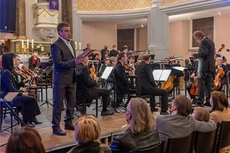 Benefizkonzerte in Auerbach, Reichenbach und Bad Elster : "Krieg ist richtig scheiße!" - Benefizkonzert in der St. Laurentius Kirche in Auerbach: Ausführende waren unter anderem die Vogtland-Philharmonie unter Leitung von Generalmusikdirektor Stefan Fraas sowie Tenor Nico Eckert. 