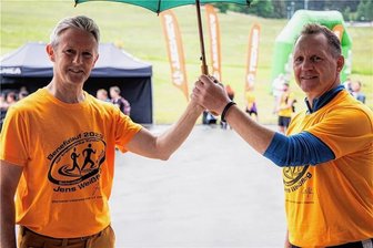 Benefizlauf am Fichtelberg - Skisprunglegende Jens Weißflog (l.), hier mit Rennrodel-Weltmeister Torsten Wustlich, ist Schirmherr des Benefizlaufs.