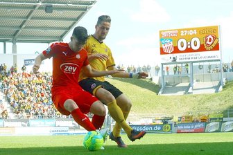 Benefizspiel Zwickau-Dresden: Volle Hütte und tolle Stimmung - Julian Hodek (Zwickau, links) im Zweikampf mit Hendrik Starostzik (Dresden)   