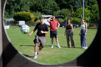 Benefizturnier in Schreiersgrün: Fußballer sammeln vierstelligen Betrag für Kinderhospiz Auerbach - Für den guten Zweck: Rick Hofmann (links), der Sohn der Initiatorin, beim Torwandschießen in Schreiersgrün. Er notierte auch alle Ergebnisse.