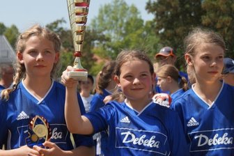 Benefizturnier übertrifft Erwartungen - Die E-Juniorinnen Ella Walther, Fine Rother und Lena Langguth (v. l.) vom1. FFC Chemnitz freuen sich über den Pokal.