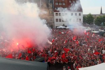 Bengalos zur Aufstiegsfeier: Ein Angeklagter muss ins Gefängnis - Mehrere Rauchtöpfe und Bengalos waren in der Fanmenge gezündet worden.