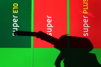 Benzin-Knappheit: Regierung will Abhilfe schaffen -