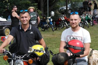 Benzin, Öl und DDR-Nostalgie: Simson-Treffen in Arras ein voller Erfolg - Lucas Mitschke (l.) und Rico Dietze machten sich mit Urvertrauen in ihre Maschinen im Juli nach Kroatien auf.