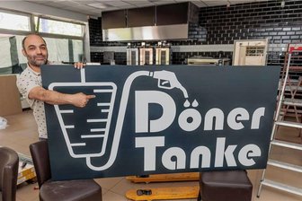 Benzin und Imbiss: Döner-Tankstelle öffnet im Erzgebirge - In den Startlöchern für die „Döner-Tanke“ steht Reza Attar. Am Samstag soll um 17 Uhr der zur Cranzahler Q1-Tankstelle gehörende Imbiss öffnen.