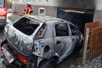 Benzin verschüttet: Mann setzt eigene Garage in Brand -