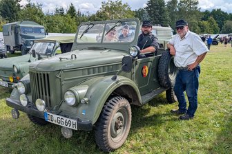 Benzingeruch und Staub: Historische Militärfahrzeuge faszinieren in Halsbrücke - Familie Friebel präsentierte zwei Fahrzeuge aus ihrer Sammlung.