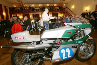 Benzingespräch im Erzgebirge lockt 200 Besucher: Vom Aufstieg und Fall eines Helden der DDR-Rennsportszene - Vor 200 Motorsportfans aus Sachsen hat Stromhardt Kraft am Samstag in Seiffen einen Vortrag über Ernst Degner gehalten. Der galt als erfolgreichster Rennfahrer der DDR.