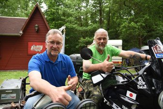 Benzingespräche, Bikerspiele und Rockmusik: Im Vogtland geht es zu Pfingsten rund - Jürgen Fuchs (links) und Dirk Brosch laden ein zum 33. Motorradtreffen am Burgstein.