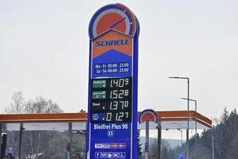 Benzinpreis-Check an Grenztankstellen des Vogtlands: Lohnt sich ein Tanktrip nach Tschechien? - Preischeck hinter dem Grenzübergang Klingenthal am Dienstag. Hier befinden sich drei Tankstellen.