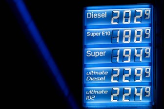 Benzinpreise über 2 Euro: Darum ist Tanken im Ausland so viel günstiger - Die Liter-Preise für Diesel und Benzin haben die 2-Euro-Marke schon vielerorts in Deutschland geknackt.