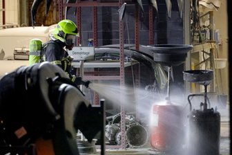 Benzintrolley brennt in Werkstatt -