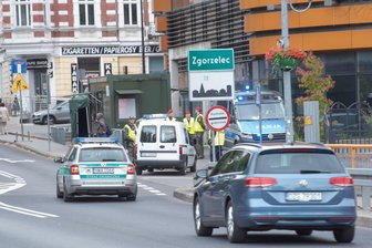 Beobachten statt harter Grenzkontrolle: Verkehr von Sachsen nach Polen rollt weitgehend ungehindert - An der Görlitzer Stadtbrücke rollt der Verkehr relativ unbehelligt über die Grenze ins polnische Zgorzelec. Ab und zu stoppen Grenzschützer in Tarnfleck-Uniform einen Lieferwagen.