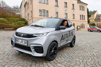 Bequem, aber nicht wirklich sicher? Microcars können in Hohenstein-Ernstthal beim Frühlingsfest getestet werden - Bert Hübner mit einem „Mopedauto“ auf dem Hohenstein-Ernstthaler Altmarkt.
