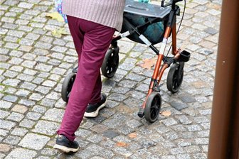 Bequem über das Pflaster: Künftig weniger Stolperfallen in Hainichen - Auf dem Marktplatz in Hainichen sind alle Gehwege und die Straßen gepflastert. Das ist nicht nur ,mit dem Rollator ein Problem.