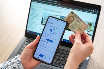 Bequem von zu Hause: Dieser Bürgerservice ist in Auerbach nun online möglich - In Auerbach kann man sich jetzt online mit seinem Ausweis ummelden.