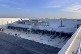Berbersdorf: Amazon, Edeka, Transgourmet - was tut sich im Industrie- und Gewerbegebiet? - Die komplette Gebäudehülle des neuen Transgourmet-Logistikzentrums in Berbersdorf ist bereits fertiggestellt, ebenfalls die Fahrbahn.