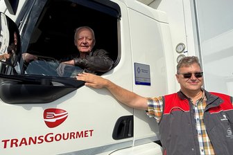 Berbersdorf an der A 4: Alles von Fleisch bis Fisch - auch per Elektro-Laster - Harald Göpel (l.) und Ralf Temme mit einem vollelektrischen Laster von Transgourmet.