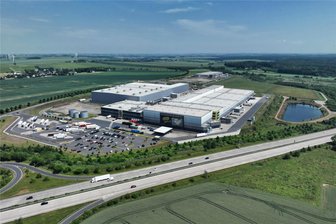 Berbersdorf: Bei Edeka stehen Zeichen auf Expansion - Drohnenblick über die A4 auf das Edeka-Zentrallager Berbersdorf.