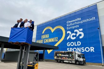 Berbersdorf: Solarstrom fürs Logistikzentrum - Seit Juli hängt dieses Plakat am Edeka-Logistikzentrum. 2025 wird auf dem Dach eine PV-Anlage gebaut.