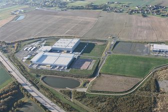 Berbersdorf: Wann rollen die Bagger für Amazon an der A4? - Luftbild des Gewerbegebietes Berbersdorf an der A 4 aus dem Jahr 2017: links Edeka, rechts noch Landgard. Im nordwestlichen Teil (hinten links) hat der Bau des Transgourmet-Logistikzentrums begonnen.