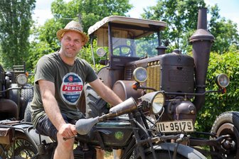 Berbersdorf zieht 150 Oldtimer an: Ein Fest für Nostalgiker - Oliver Scholtz kam mit einem Lanz Bulldog und einem D-Rad. „Das Motorrad ist 100 Jahre alt, stammt aus Berlin und hat 10 PS bei 500 Kubikzentimeter Hubraum“, so Scholtz.