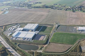 Berbersdorfer Gewerbegebiet an A 4: Großhändler schafft über 100 neue Jobs - Luftbild des Gewerbegebietes Berbersdorf an der A 4 aus dem Jahr 2017: links Edeka, rechts noch mit Landgard. Im nordwestlichen Teil (hinten links) hat nun der Bau eines weiteren Logistikzentrums begonnen.
